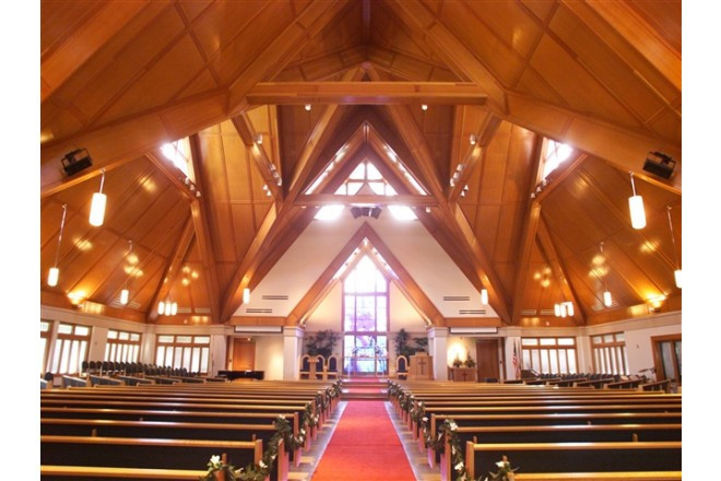 壮大なスケールの明るい空間が特徴的な教会