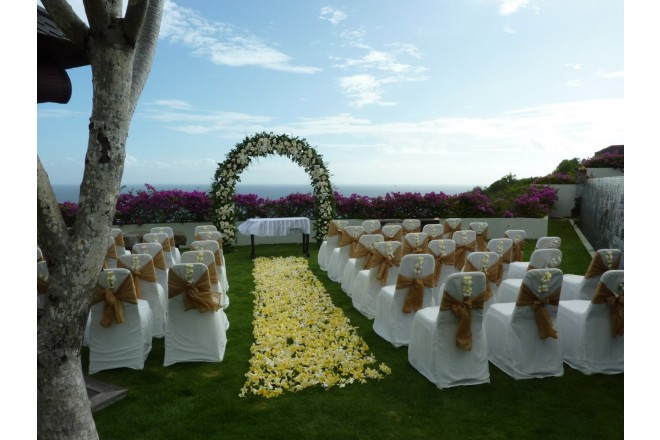 壮大なインド洋を眺めながら、プール下のガーデン部分にてセレモニーを行う「ガーデン挙式」
