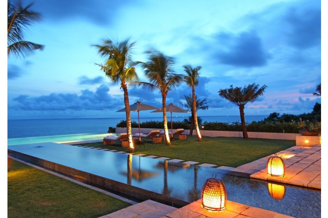 海側の岸壁にそびえたつヴィラチャハヤは、最高のリゾート空間を演出してくれます。