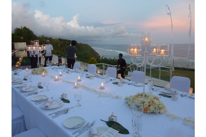 広いガーデンがあるこちらのヴィラでは、ゆったりしたセレモニースペースを設営し、外国ならではのガーデンウェディングをお楽しみ頂けます。100名様近くの大人数の場合でも安心してご利用頂けます。