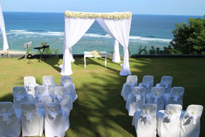 見事にオーシャンビューを望めるクリフトッププライベートヴィラ。隠れ家ヴィラでのプライベートウェディングを
