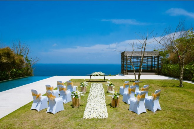アリラウルワツホテル内3ベットヴィラで行う貸切ガーデンウエディング。ガーデンからはインド洋が望められる