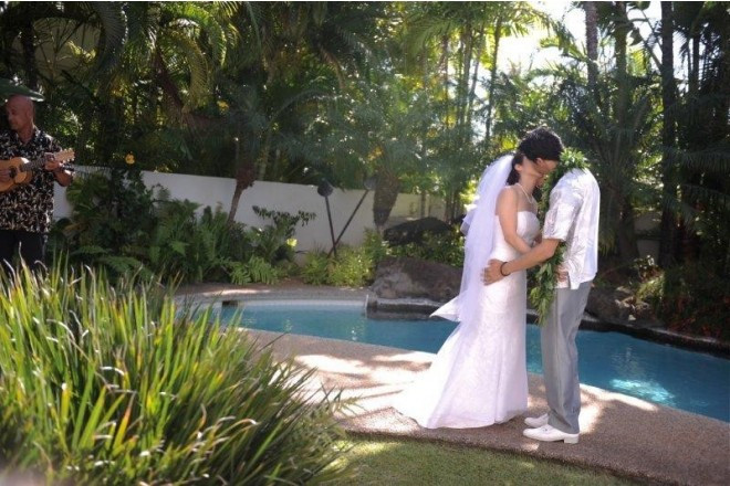 中庭には豪華な滝が流れるプール