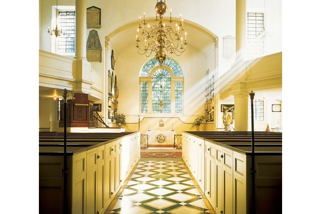 ロンドン市内、運河沿いの高級住宅街リトルヴェニスに佇む瀟洒な教会。