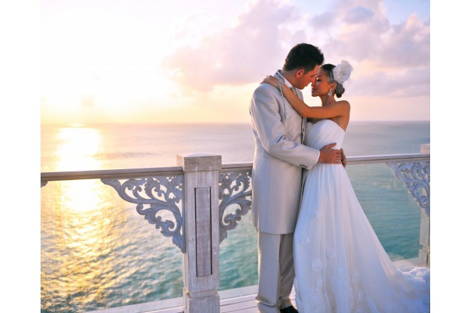 贅沢なロケーションで光輝くインド洋に包まれてのセレモニーは美しい光に包まれた感動のセレモニーが叶います。