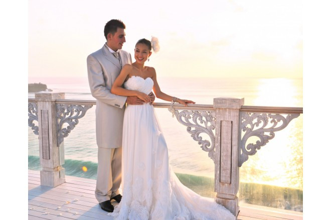 インド洋に突き出たクリフステージSKYではバリの海と空を全身で感じられます。