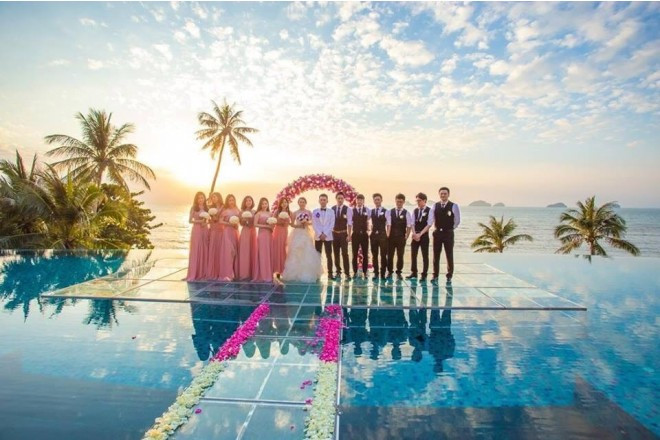 海と空の交わりを感じられるプールに作られたステージで、思い出に残る絶景ウェディングが叶います。