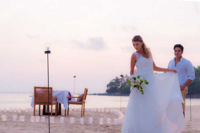 広いリゾート内のプライベートビーチで、サンセットを眺めながらの贅沢セレモニー