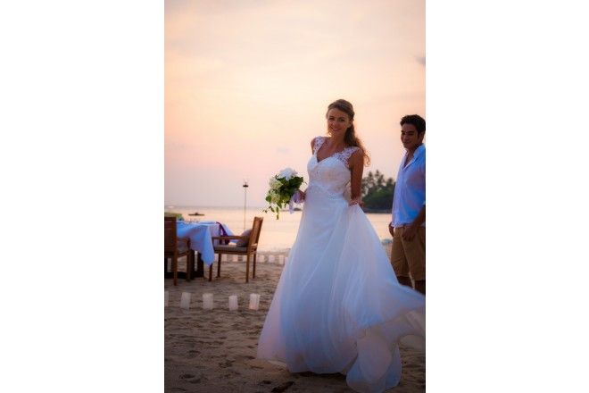 広いリゾート内のプライベートビーチで、サンセットを眺めながらの贅沢セレモニー