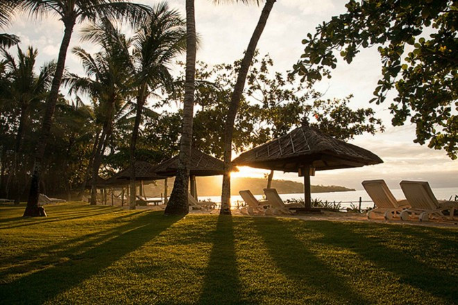 広々とした優美なガーデンが広がり、ココヤシの木が風にそよぐ手入れの行き届いた芝生、素晴らしいラグーン。