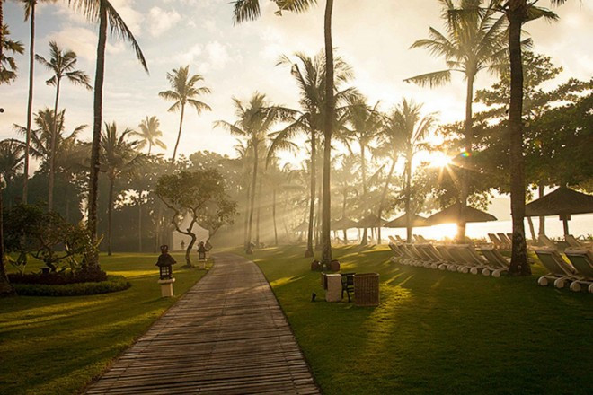 ジンバラン湾の美しいサンセットを望むビーチフロントでの極上ウェディング