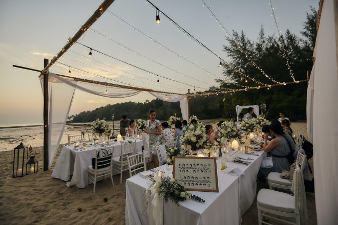 ビーチでのパーティーでの美味しい食事は、潮風が隠し味