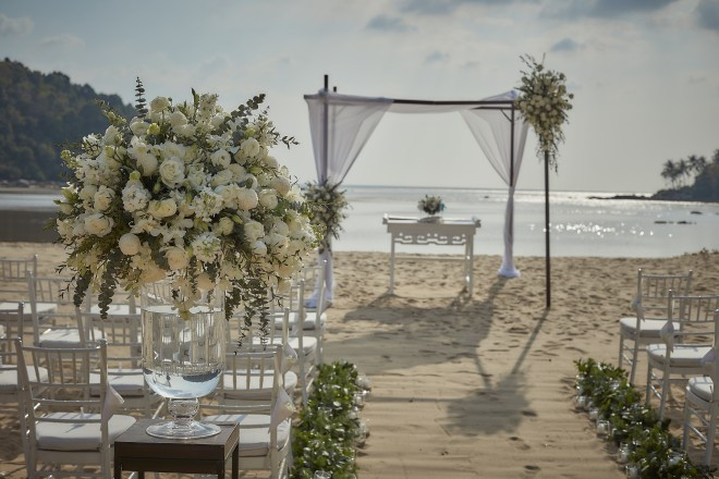 海の風を感じながらのセレモニー