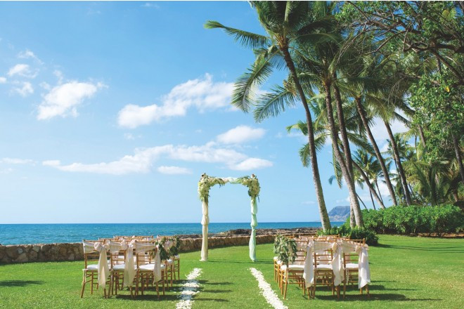 絶景オーシャンブルーが目の前に広がる神聖な場所で、ふたり好みのガーデンウェディングを実現