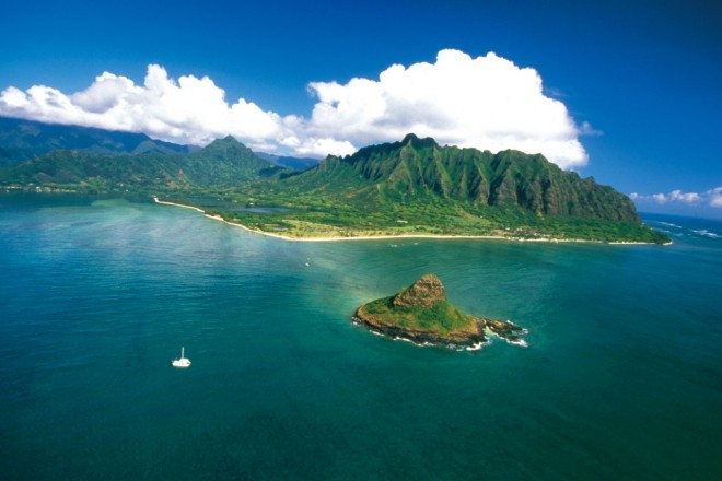 オアフ島でも数少ない手付かずの大自然が残る秘境の大地。チャイナマンズハットと呼ばれる離島が眺望に
