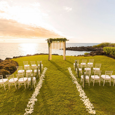 息をのむほど夕日が美しいサンセットタイムの挙式もおすすめ