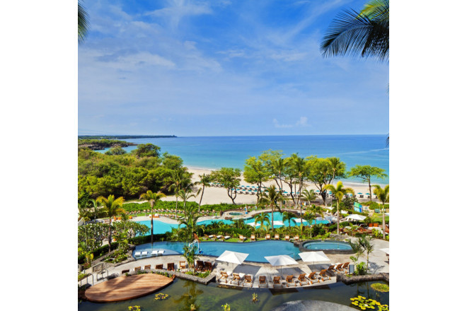 挙式会場がある「ウェスティン ハプナ ビーチ リゾート」は、敷地約13万平米を有し、晴天率が高く一年中暖かいハワイ島最北端のカハラコーストに位置しています。