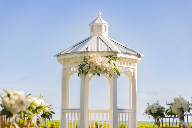 世界中のセレブに愛される一流ホテル。真っ青な海が広がるビーチサイドでオーシャンウエディングが叶う。(RealWeddings)