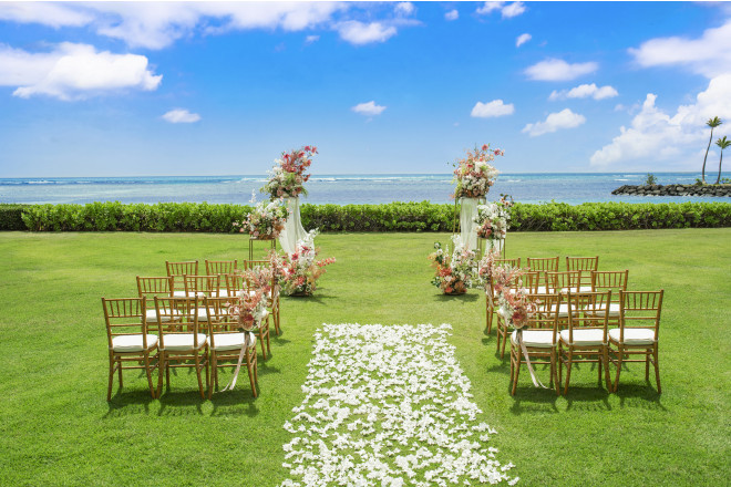 エメラルドグリーンに輝くビーチの目の前で行う、オーシャンフロントガーデンウエディング。
