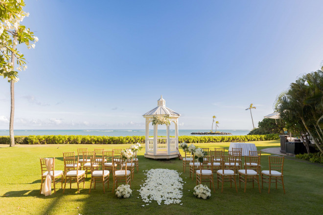 世界中のセレブに愛される一流ホテル。真っ青な海が広がるビーチサイドでオーシャンウエディングが叶う。(RealWeddings)