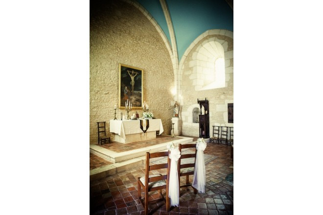 挙式は鮮やかなブルーが印象的な小さなチャペルで