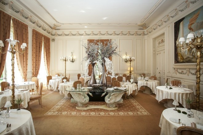 挙式のあとには華やかなパーティーを。一流のフレンチが味わえるレストランで家族をおもてなし。