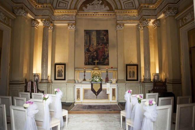 聖書の物語がかたどられた荘厳な雰囲気のチャペル