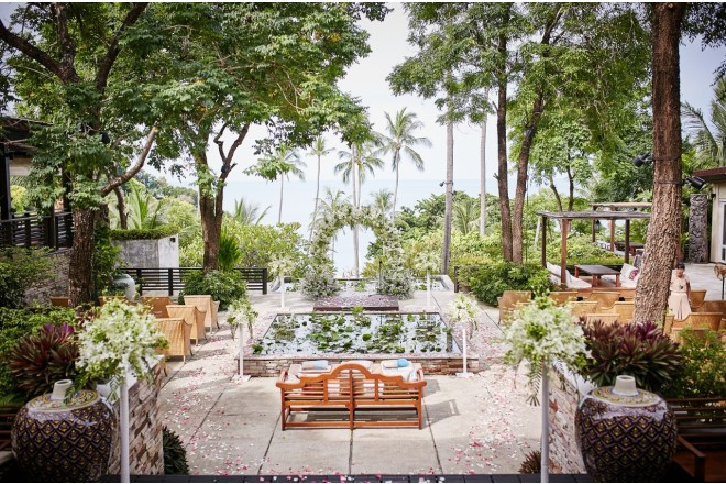 緑豊かな山々に囲まれ自然豊かなリゾートでのウェディング