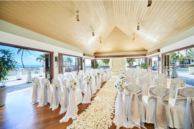 ホワイトローズに導かれる優雅で上質なセレモニー