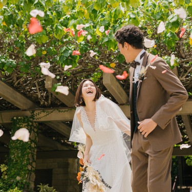 ハワイの雄大な自然もおふたりを祝福しているよう