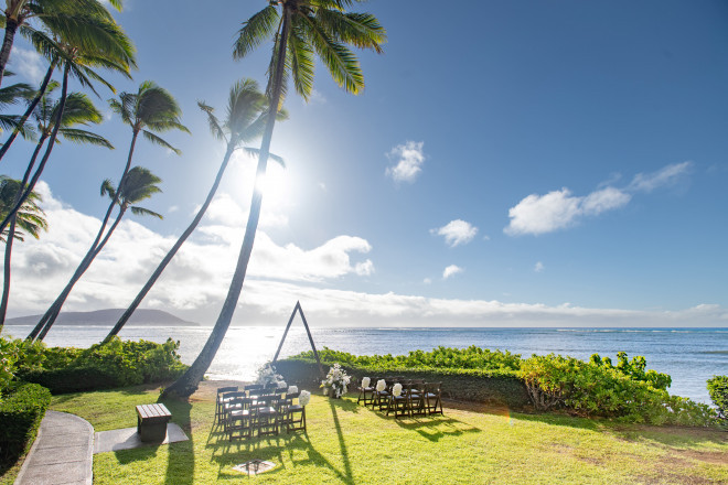 キャルバリー・バイ・ザ・シー教会内のオーシャンフロントガーデンウェディング!海風を感じながら、波音をBGMにアットホームなウェディング