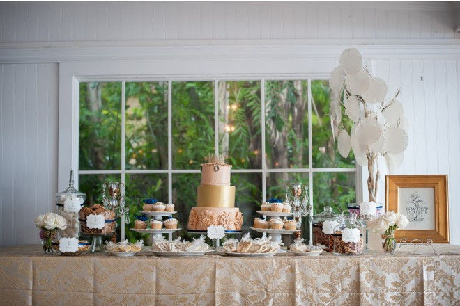 ハワイの穏やかな海辺に佇む邸宅。オシャレなガーデンパーティを楽しんで。(RealWeddings)