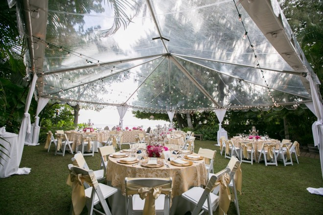 ハワイの穏やかな海辺に佇む邸宅。オシャレなガーデンパーティを楽しんで。(RealWeddings)