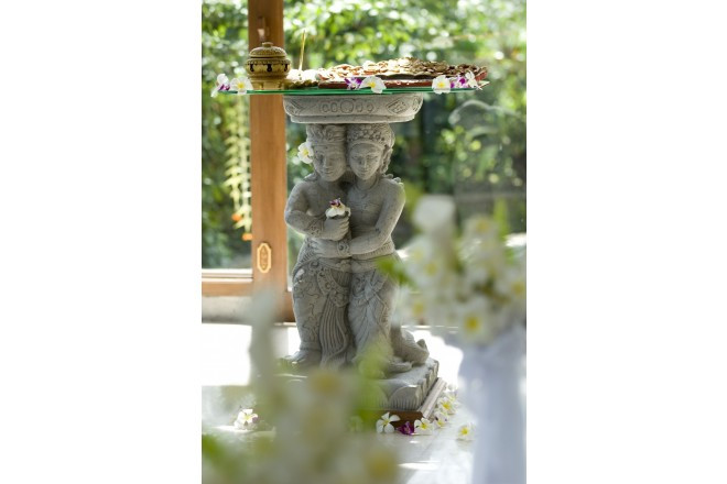 ウブドの王族の芸術作品と称される「ロイヤルピタマハ」。ホテルの各所に彫刻が施されています。