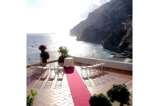 挙式会場となるテラスからは絶景が一望できる