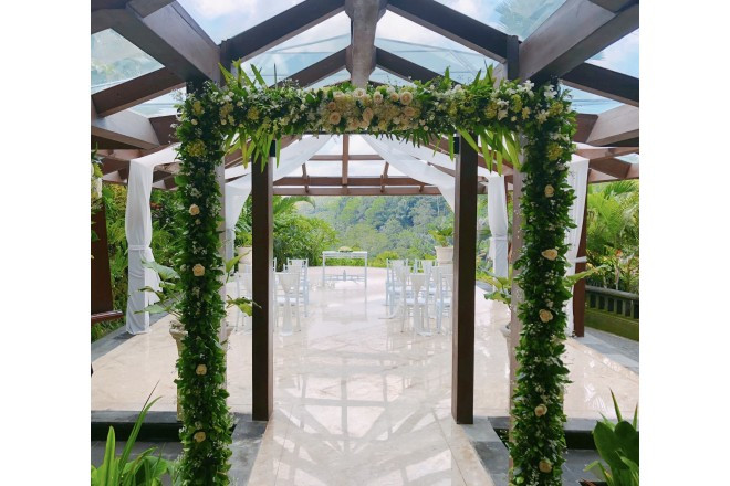 ウブドロイヤルピタマハカダサウエディングではフラワーアーチも素敵にデコレーションできます。