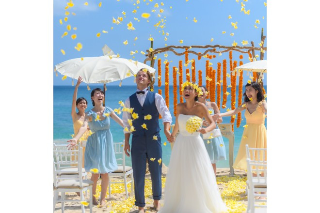 青い海をバックに、ゲストもおふたりも笑顔満点なビーチウェディング