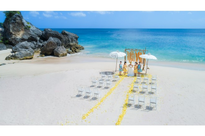 プライベート感たっぷりのビーチでウェディング
