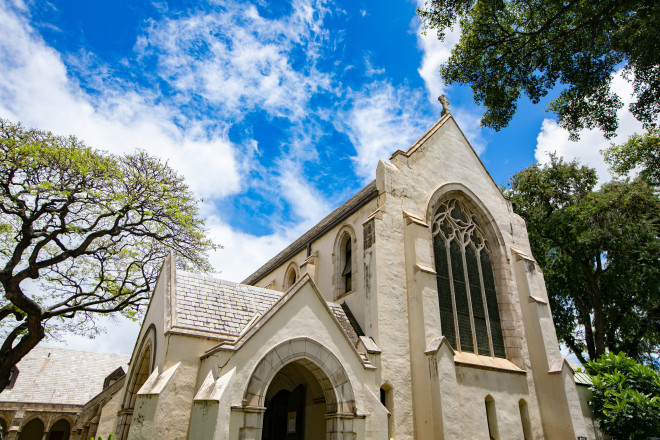 石造りの高い天井と長さ23mのバージンロードが特徴的。