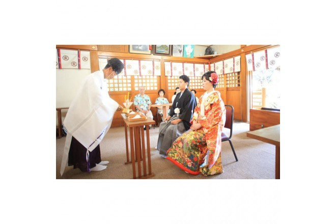 某人気TV番組で「ヌシカン」さんとしておなじみの名物宮司さんも、お二人の愛を見守ります。