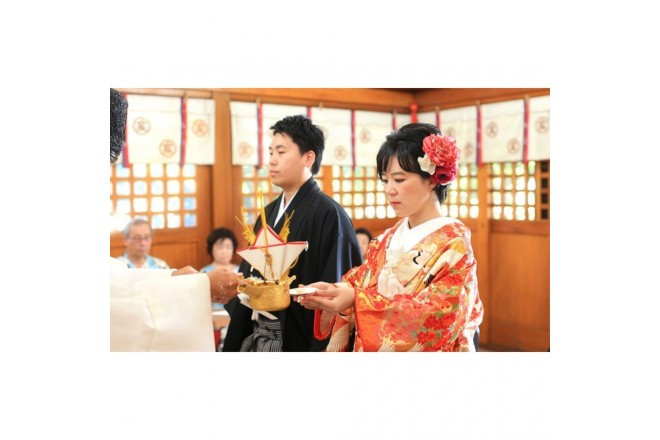 新郎新婦が神前でいただくお神酒には、繁栄と魔よけの意味もあります。