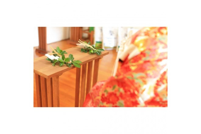 今後の幸せな生活を願って榊の枝をお供えする「玉串奉奠(たまぐしほうてん)」の儀。