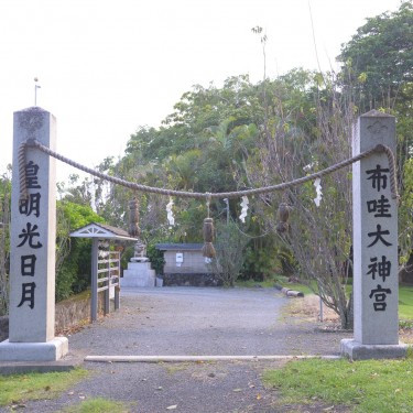 ハワイらしい狛犬がお出迎え