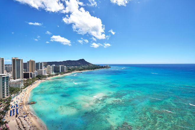 誓いの舞台は、ワイキキの中心に位置する有名ホテル“シェラトン・ワイキキ”の最上階。
ハワイのシンボルであるダイヤモンドヘッドの光景を、空から眺めて。