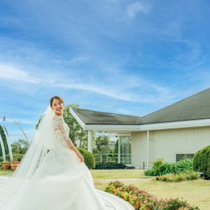 青空と緑が広がる開放的ロケーションで爽やかなフォトが残せます。|ロイヤルパインズホテル浦和の写真(55421433)