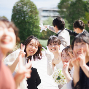 挙式後のアフターパーティーはゲストとのスナップタイムを楽しんで。|ロイヤルパインズホテル浦和の写真(51058301)