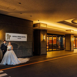 ホテルエントランスで叶うクラシカルなワンショット。|ロイヤルパインズホテル浦和の写真(55421545)
