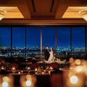 両面が窓となっている、夕景の街並みを望むロマンチックなスカイバンケットを貸切る特別な一日。|ロイヤルパインズホテル浦和の写真(55421425)