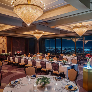 豪華なシャンデリアが輝く贅沢空間で優雅な大人の時間を過ごせます。|ロイヤルパインズホテル浦和の写真(55421462)