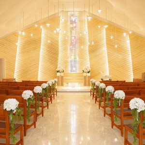 虹色に輝く光の彫刻や無数のペンダントライトがおふたりの姿を美しく引き立てます。|ロイヤルパインズホテル浦和の写真(11225066)